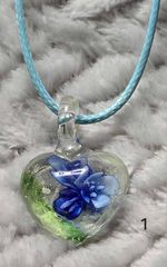 Collier et "coeur en verre" bleu foncé