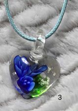 Collier et "coeur en verre" bleu foncé