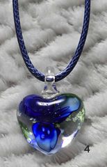 Collier et "coeur en verre" bleu foncé