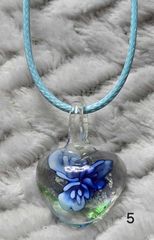 Collier et "coeur en verre" bleu foncé