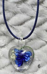 Collier et "coeur en verre" bleu foncé
