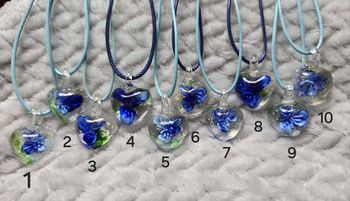 Collier et "coeur en verre" bleu foncé